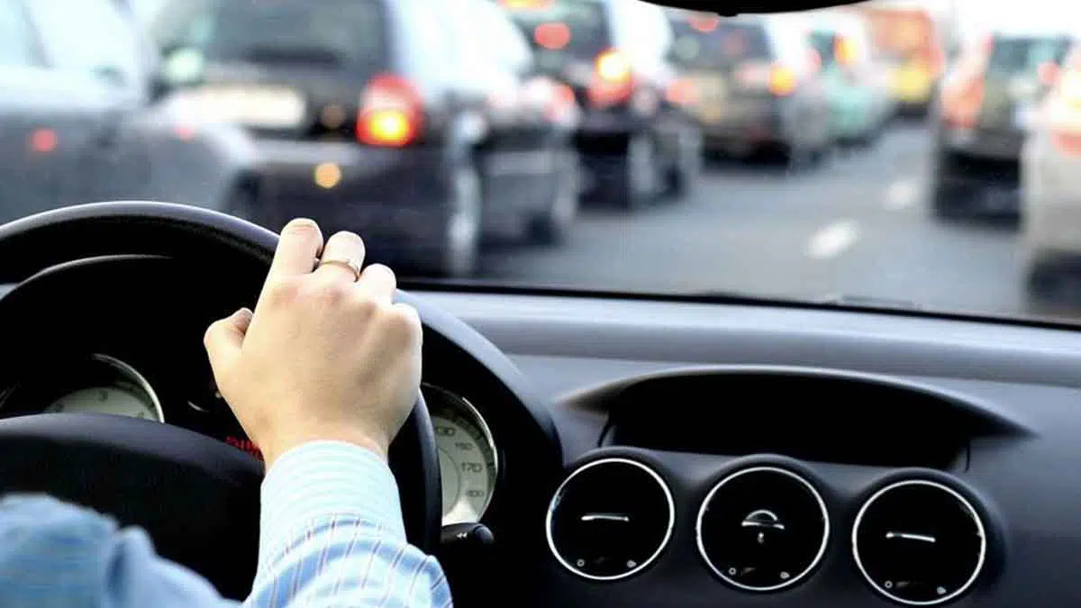 10 Cara Aman Mengemudi saat Berpuasa