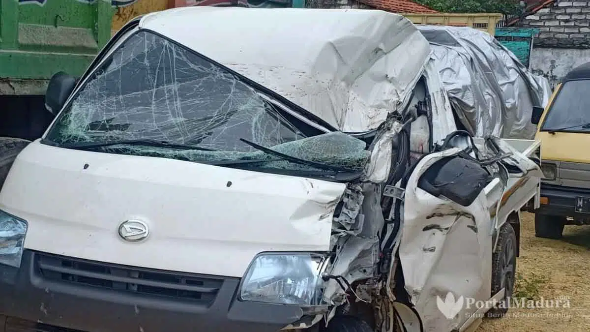 Tabrak Truk Fuso, Kernet Grand Max Tewas