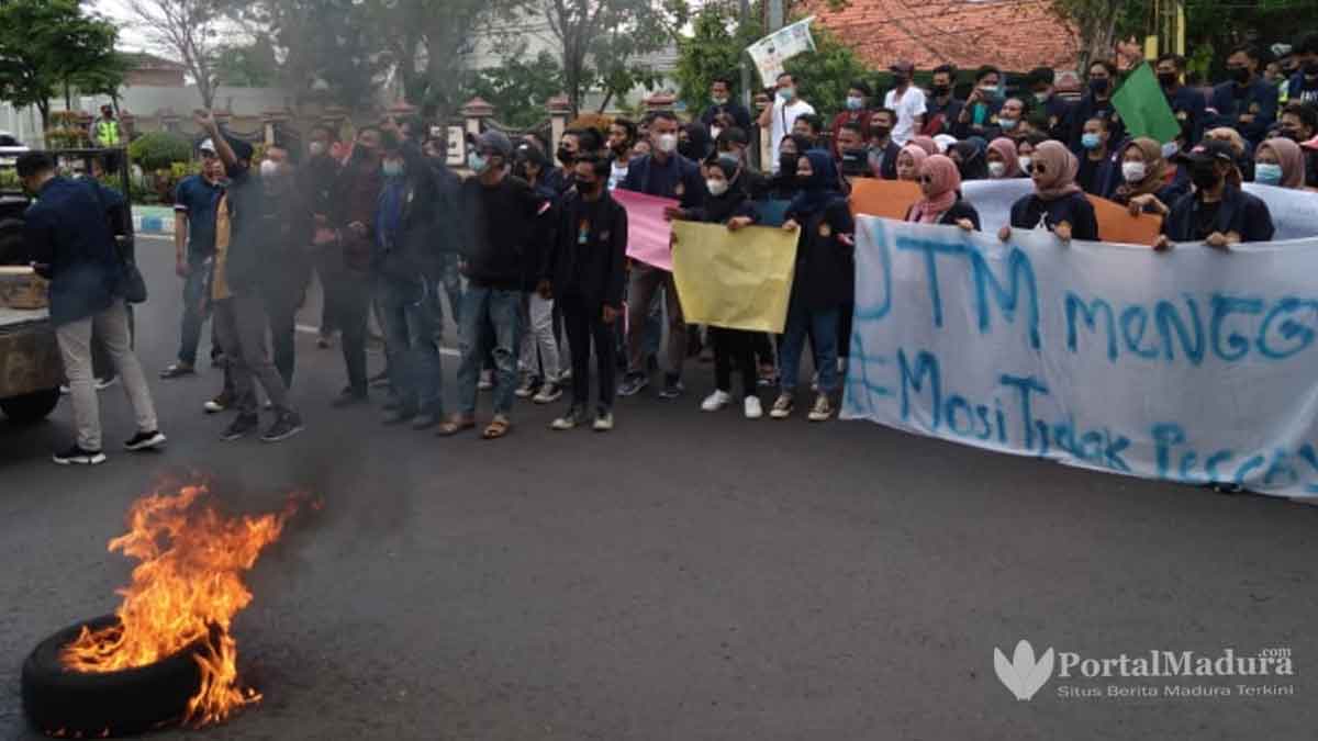 Pencurian Marak di UTM, Mahasiswa Demo Polres Bangkalan