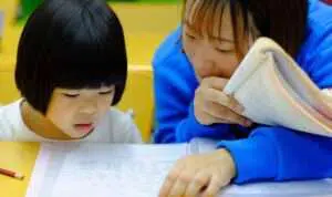 4 Cara Mengajarkan Anak Membaca Tanpa Mengeja