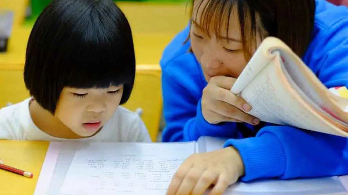 4 Cara Mengajarkan Anak Membaca Tanpa Mengeja