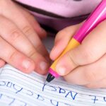 4 Cara Sederhana Mengajarkan Anak Menulis