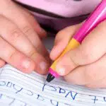 4 Cara Sederhana Mengajarkan Anak Menulis