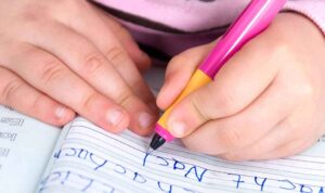 4 Cara Sederhana Mengajarkan Anak Menulis
