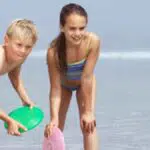5 Cara Mengajarkan Keamanan saat di Pantai pada Anak