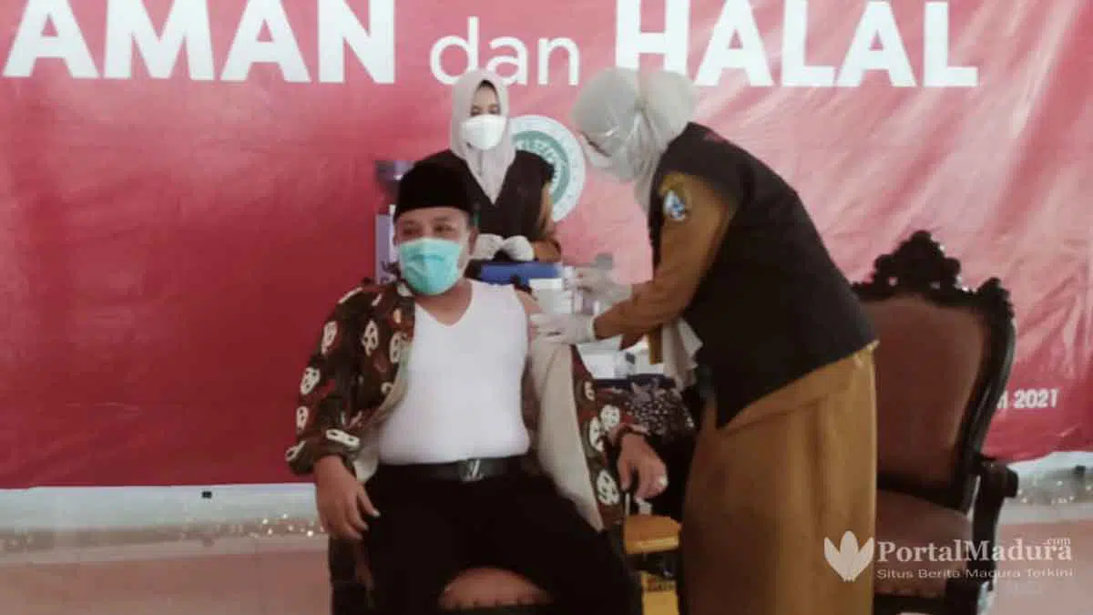 Sempat Menjadi Penyintas, Bupati Sampang Disuntik Vaksin Covid-19