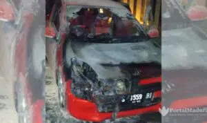 Daihatsu Ayla Warna Merah Terbakar di Bangkalan