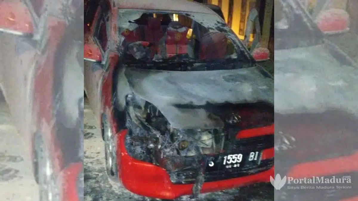 Daihatsu Ayla Warna Merah Terbakar di Bangkalan