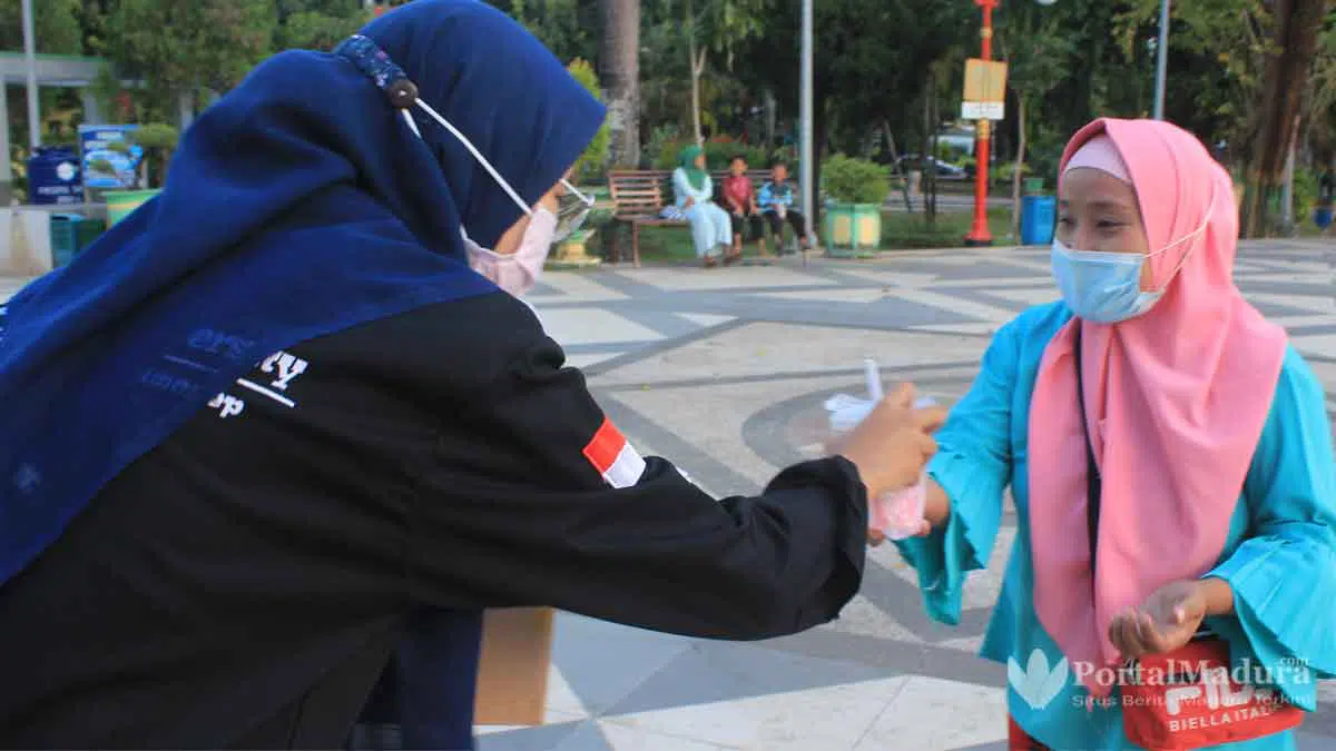 Forsa FH dan Buss Sumenep Bagi-bagi Takjil Gratis