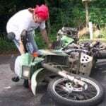 Jangan Asal, Ini 5 Langkah Berdirikan Motor Terjatuh yang Benar