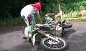 Jangan-Asal,-Ini-5-Langkah-Berdirikan-Motor-Terjatuh-yang-Benar-Utama