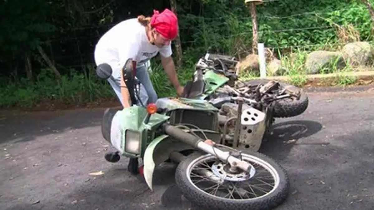 Jangan Asal, Ini 5 Langkah Berdirikan Motor Terjatuh Yang Benar - Portalmadura.com Jangan-Asal,-Ini-5-Langkah-Berdirikan-Motor-Terjatuh-yang-Benar-Utama