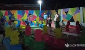 Jelang Lebaran, Warga Sampang Percantik Batu Nisan
