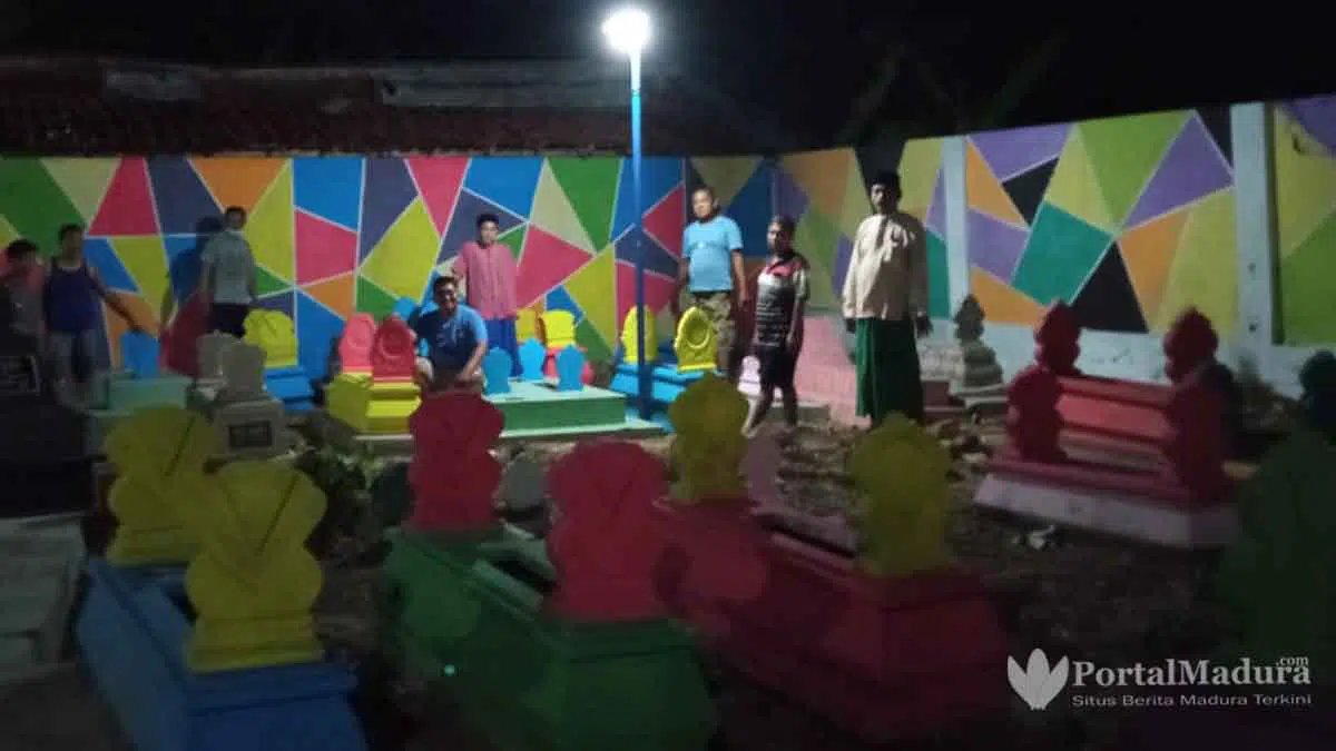 Jelang Lebaran, Warga Sampang Percantik Batu Nisan