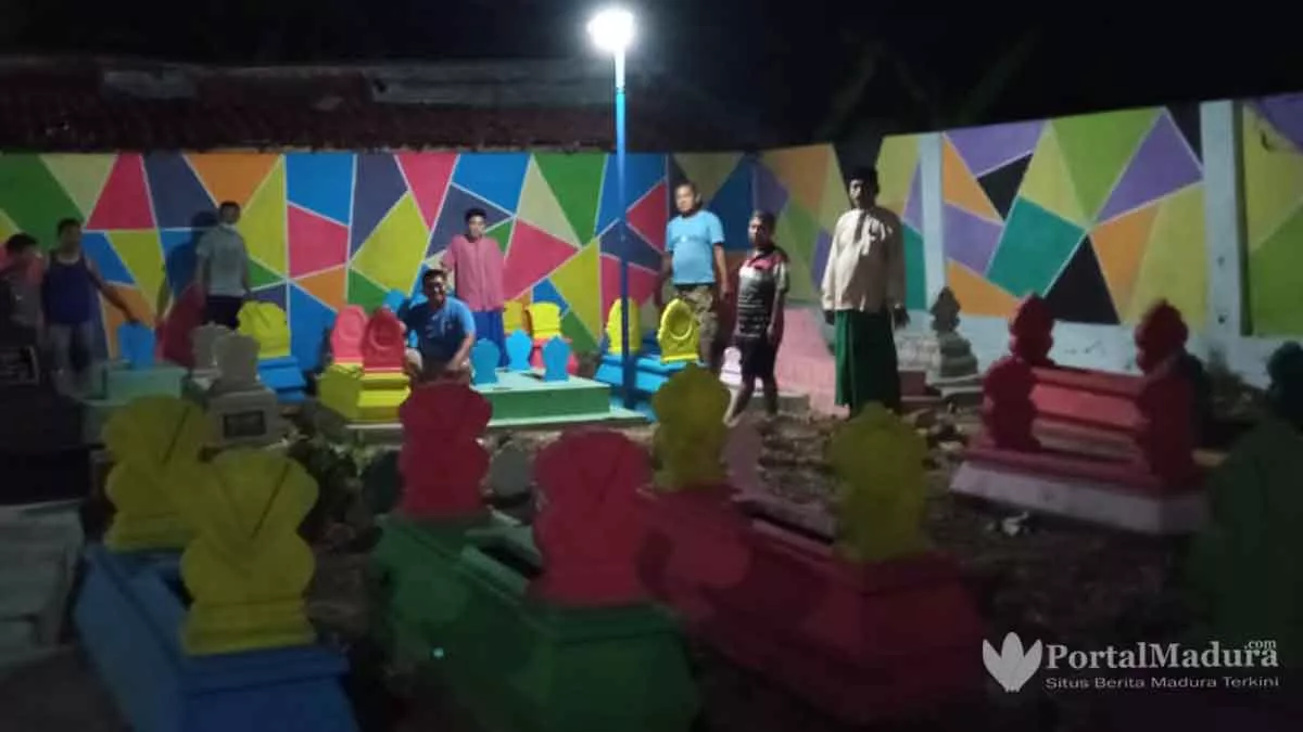 Jelang Lebaran, Warga Sampang Percantik Batu Nisan