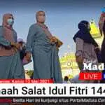Jemaah Salat Idul Fitri di Masjid Jamik Sumenep Meluber Hingga Taman Bunga