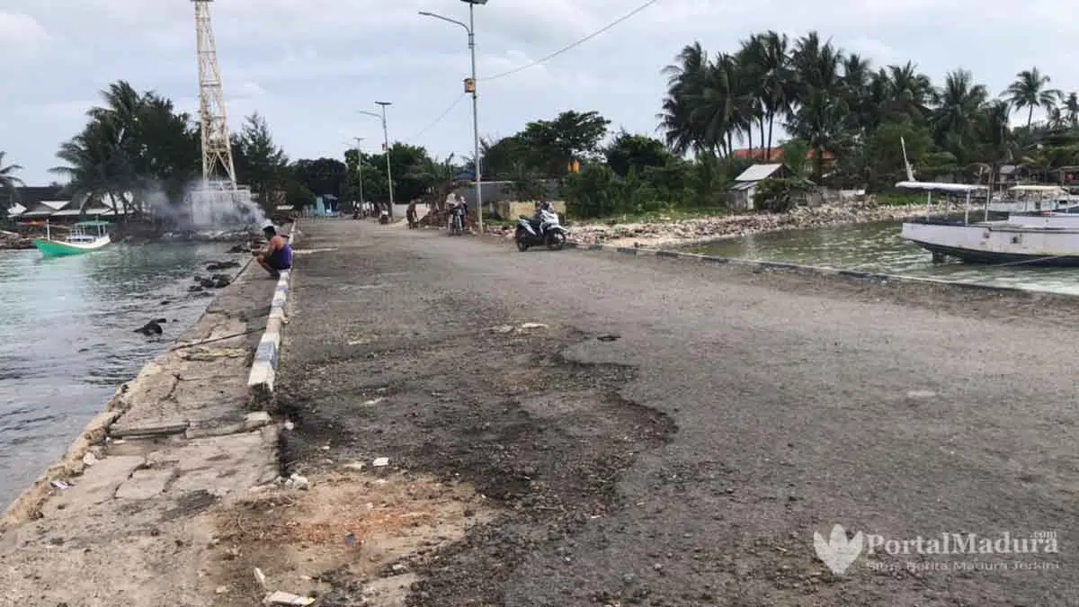 Jalan Pelabuhan Masalembu Kondisinya Rusak Parah