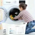 Langkah Mudah Mengajarkan Anak Mencuci Baju Sendiri