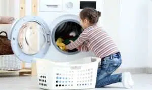 Langkah Mudah Mengajarkan Anak Mencuci Baju Sendiri