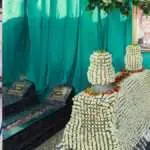 Hormati Leluhur, Unik Rangkaian Bunga di Batu Nisan & Gunungan Ragam Buah
