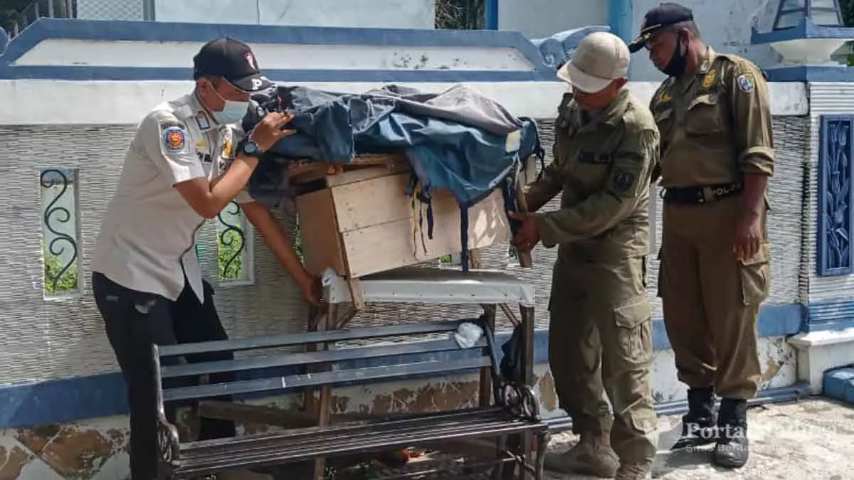 Menempati di Area Terlarang, Rombong PKL Dibongkar