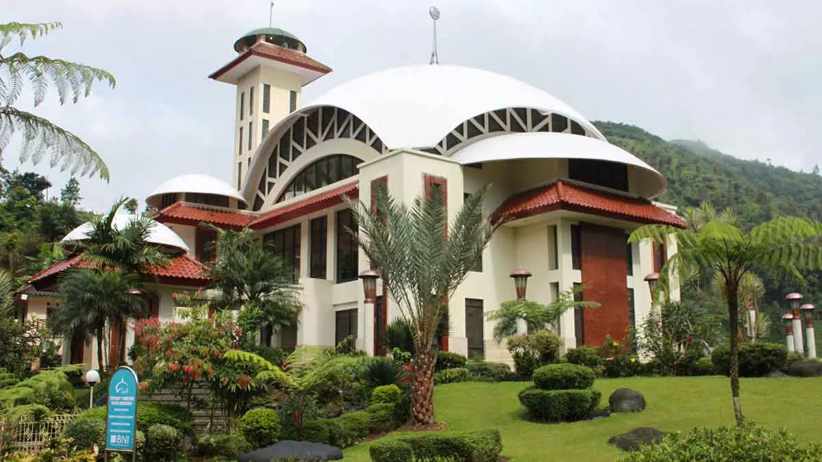 Masjid Atta’awun Bogor Sebagai Ikon Wisata Religi Sejuk di Puncak