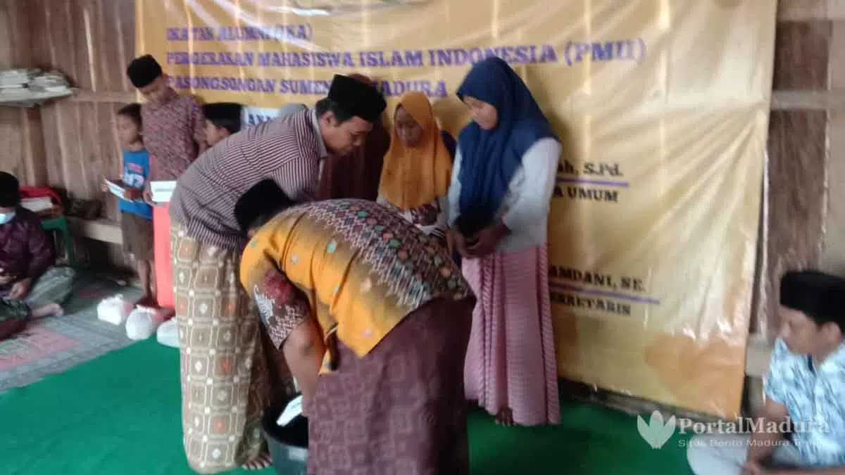 PAC IKA PMII Pasongsongan Salurkan 20 Paket Sembako Bagi Anak Yatim