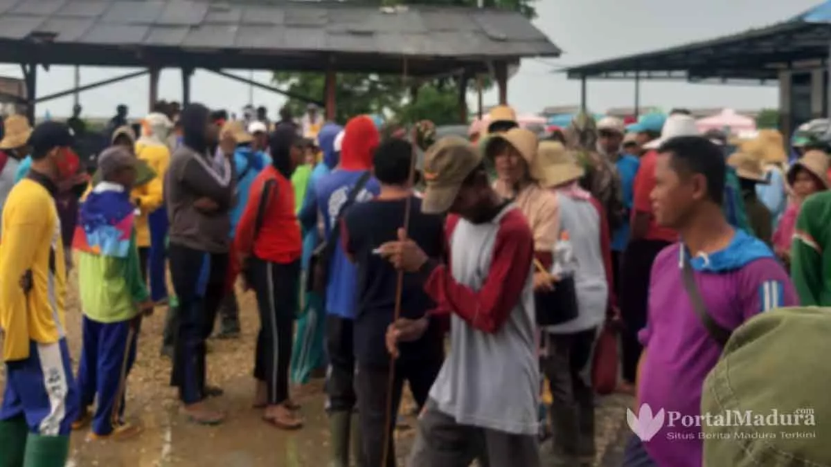 Tak Terima Pekerja Perempuan Diberhentikan, Buruh PT Garam (Persero) Demo Kantor Pegaraman 1 Sumenep
