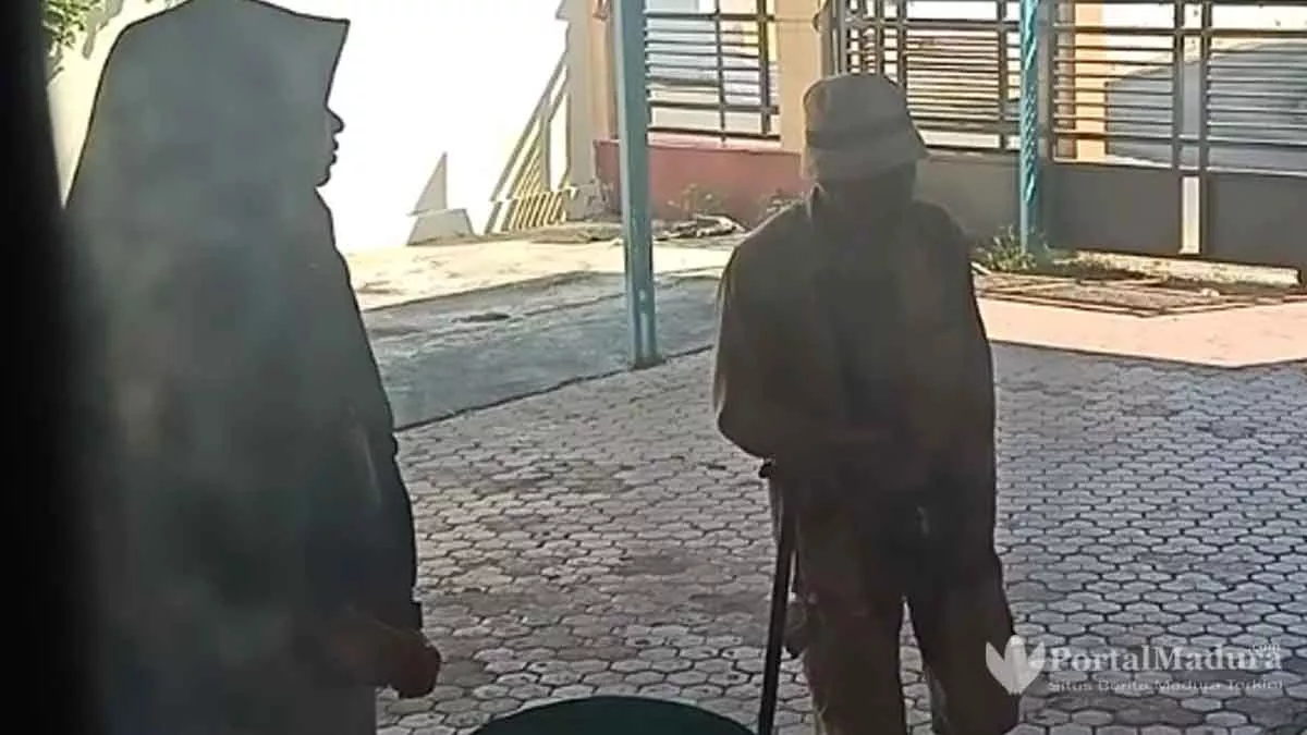 FOTO- Silih Berganti Pengemis Door to Door ke Rumah Warga Kota Sumenep