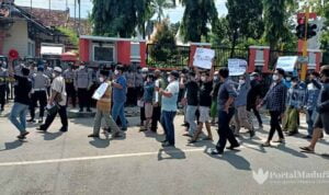 Pilkades-Menghangat,-Warga-Payudan-Daleman-Demo-Kantor-DPMD-Sumenep