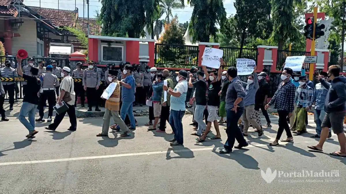 Pilkades-Menghangat,-Warga-Payudan-Daleman-Demo-Kantor-DPMD-Sumenep