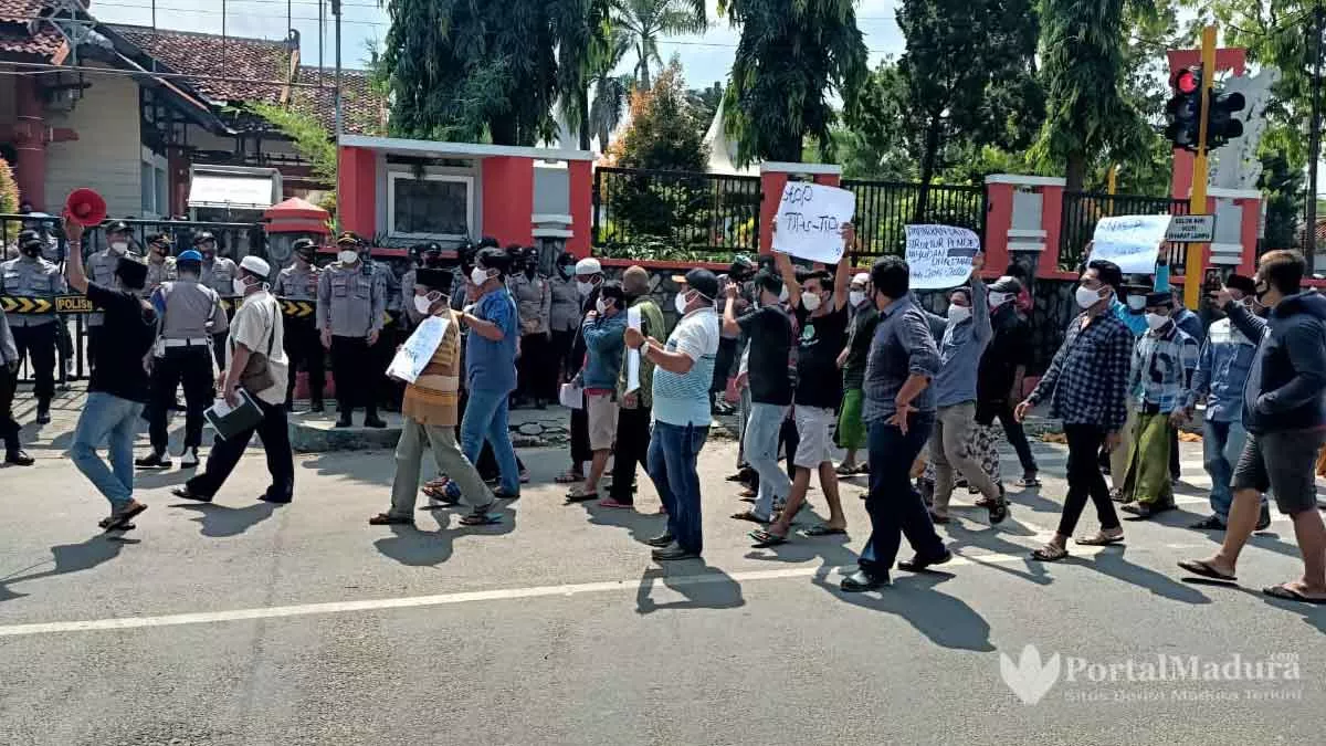 Pilkades Menghangat, Warga Payudan Daleman Demo Kantor DPMD Sumenep