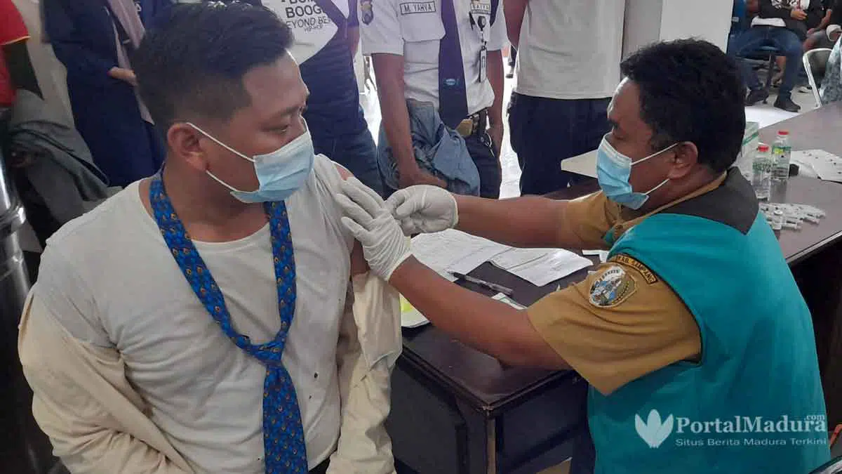 Satpam dan Pegawai Toko Modern Disuntik Vaksin Covid-19