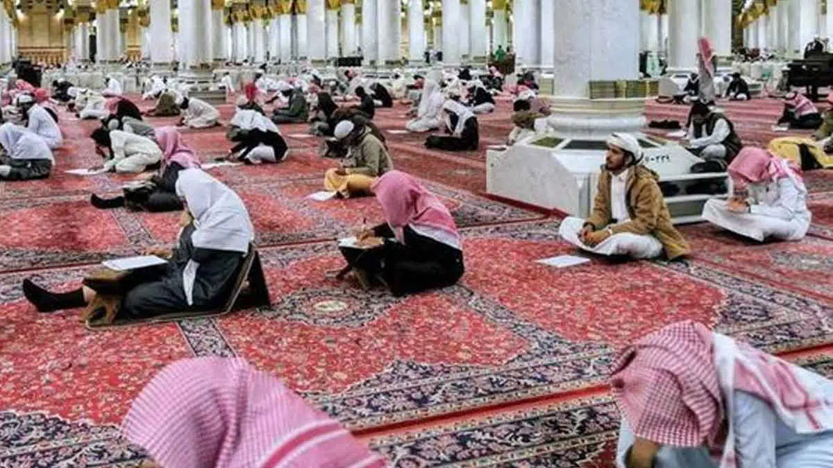 Gunakan 3 Aplikasi Ini ketika Beritikaf di Masjid