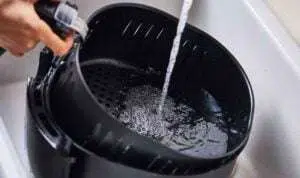 Bersihkan Air Fryer dengan 5 Langkah Ini