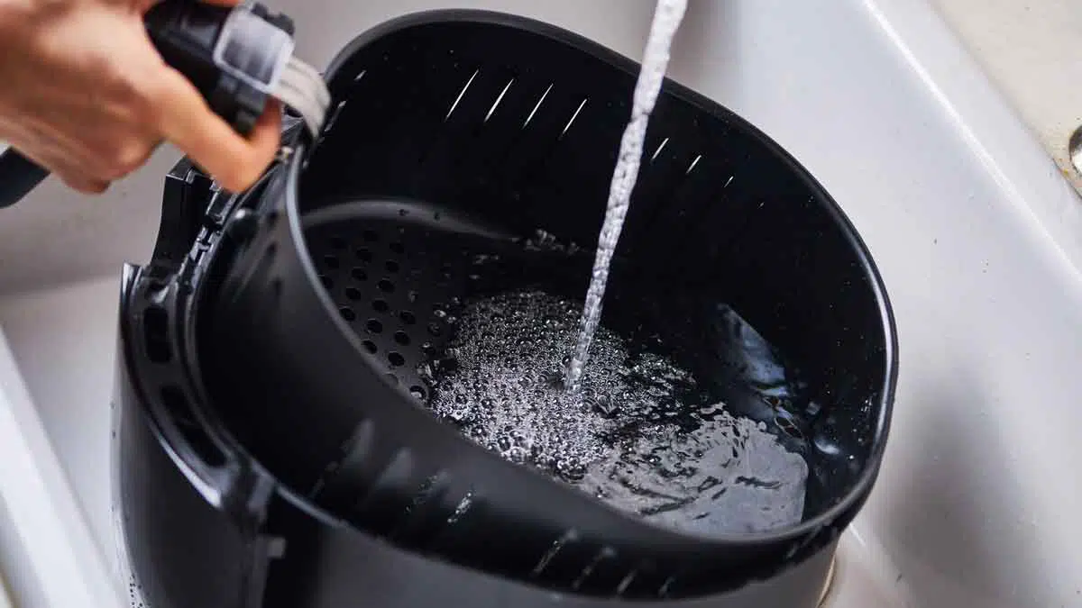Bersihkan Air Fryer dengan 5 Langkah Ini