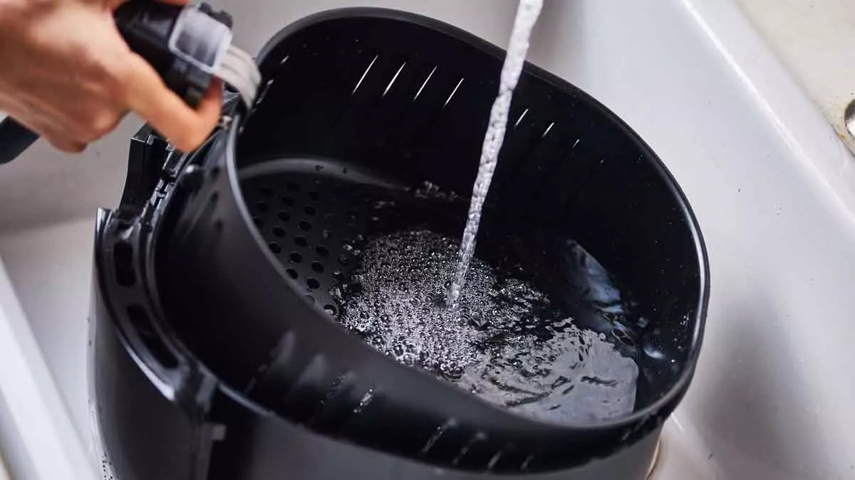 Bersihkan Air Fryer dengan 5 Langkah Ini