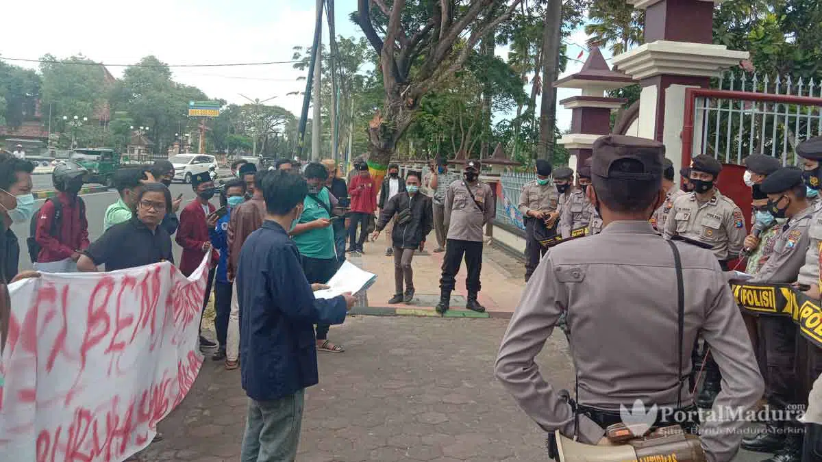 Alisansi BEM Pamekasan Demo DPRD, Minta Lindungi Hak Buruh