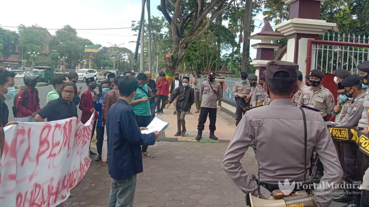 Aliansi BEM Pamekasan Demo DPRD, Minta Lindungi Hak Buruh