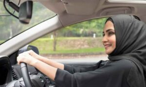 6 Cara Aman Nyetir Mobil bagi Wanita