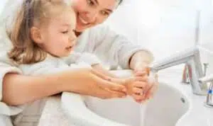 5 Cara Mengajarkan Cuci Tangan Pakai Sabun pada Anak PortalMadura.Com – Hal yang sangat penting mengajarkan anak mengenai cuci tangan pakai sabun sejak dini. Karena tangan merupakan salah satu anggota tubuh yang terbilang sangat rentan. Bahkan mempunyai risiko menyebarkan berbagai jenis bakteri di dalamnya yang tidak akan terlihat oleh mata terlanjang. Setiap hari anak bisa saja memegang banyak benda yang kotor. Karena adanya rasa ingin tahu yang besar, akan membuatnya menyentuh apapun termasuk kuman yang dapat menimbulkan penyakit. Supaya anak tak sering terserang penyakit, pastinya orang tua harus menjaga kesehatan anak dengan cara yang sangat sederhana. Salah satunya yakni dengan membiasakan anak mencuci tangan setelah bermain, sebelum makan, hingga setelah buang air. Mencuci tangan dengan cara yang benar dan baik, dapat meminimalisasi risiko adanya penyakit hingga penyebaran virus berbahaya seperti merebaknya virus corona belakangan ini. Salah satu cara yang terbilang sederhana dan mudah dilakukan adalah dengan mencuci tangan memakai sabun. Kebiasaan mencuci tangan sangat bermanfaat dalam pencegahan penyebaran berbagai macam penyakit yang dapat membahayakan kesehatan sang buah hati. Sebagai orang tua cukup mengajarkan anak untuk mencuci tangan yang baik dan benar. Melansir dari laman Popmama.com, Rabu (9/6/2021) berikut ini cara mengajarkan anak untuk cuci tangan pakai sabun. Yuks, simak dibawah ini. Langkah Mengajarkan Anak cuci Tangan Pakai Sabun Pastikan dulu Mama sudah mencontohkan gaya hidup bersih, salah satunya adalah cuci tangan pakai sabun. Jangan terburu-buru. Lakukan cuci tangan pakai sabun selama 20-60 detik agar kuman yang sempat menyarang di tangan bisa bersih dengan sempurna. Kapan Waktu Mencuci Tangan Mama harus mengajari anak mengenai kapan waktu yang tepat dalam mencuci tangan dan beritahukan kepada anak dengan penuh kasih sayang. Waktu yang cukup tepat untuk mencuci tangan yakni setelah bermain, sebelum makan, sesudah buang air dan setelah beraktivitas di luar ruangan terutama setelah bersentuhan dengan orang lain. Berikan Pengertian Bagi anak perempuan, berikan penjelasan jika ingin cuci tangan pakai sabun sebaiknya lepaskan terlebih dahulu cincin, gelang, hingga jam tangannya supaya dapat mencuci tangan secara keseluruhan. Jelaskan pula jika ingin terhindar dari penyakit, maka harus menggunakan sabun agar bakteri pun hilang. Mencuci Tangan yang Benar Jelaskan kepada sang buah hati ketika sedang mencuci tangan, maka teteskan sabun cuci tangan secukupnya. Kemudian gosok tangan yang telah diberikan sabun tadi hingga akan menghasilkan busa. Jangka waktu dalam mencuci tangan sebaiknya minimal sekitar 20 detik, lalu gosok tangan perlahan hingga ke bagian sela-sela jari sampai bersih. Membilas dan Mengeringkan Tangan Setelah 20 detik cuci tangan pakai sabun, maka beritahukan kepada anak agar membilas bekas sabun yang menempel di tangan dengan air mengalir hingga 10 detik dan harus bersih terbebas dari busa. Tahap selanjutnya yakni keringkan tangan dengan tisu kering atau mungkin handuk kering. Perlu diketahui, kebiasaan mencuci tangan yang diterapkan sejak dini dapat mencegah penyebaran berbagai macam penyakit pada sang buah hati. Selain menggunakan sabun, pemakaian air bersih ketika membilas pun akan menjadi poin penting dalam hal ini. Mencuci tangan dengan sabun dapat diajarkan dengan cara yang menyenangkan seperti dengan menyanyikan lagu cuci tangan, sehingga melekat di dalam ingatan sang buah hati. Selain itu, sebagai orang tua pun perlu mengajarkan anak mengenai cuci tangan pakai sabun dengan benar seperti membersihkan sela jari hingga setiap kuku. Dengan tangan yang sehat dan bersih, anak akan tetap beraktivitas dan bereksplorasi dengan tenang, sehingga orang tua pun tak akan khawatir lagi. Semoga informasinya bermanfaat dan selamat mencoba.