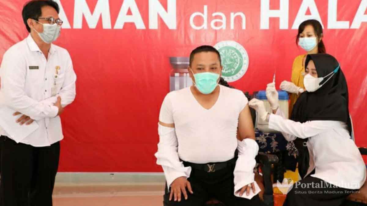 Ada Rekomendasi Tim Medis, Bupati Sampang Disuntik Vaksin Tahap Kedua