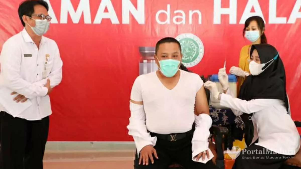Ada Rekomendasi Tim Medis, Bupati Sampang Disuntik Vaksin Tahap Kedua