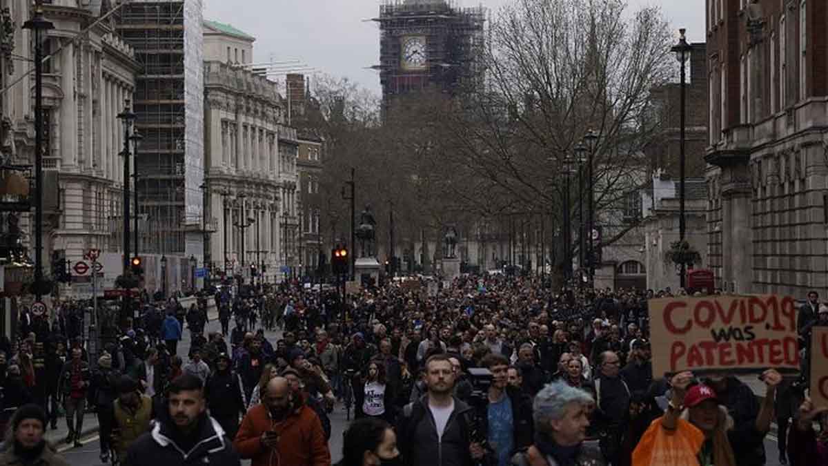 Aksi Protes Menentang Tindakan Covid-19 di London