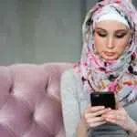 Bagaimana Hukum Istri yang Suka Lihat Hp Suami Sembunyi-Sembunyi?