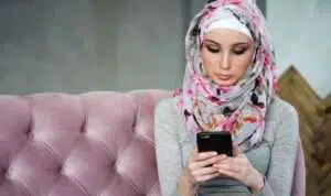 Bagaimana-Hukum-Istri-yang-Suka-Lihat-Hp-Suami-Sembunyi-Sembunyi