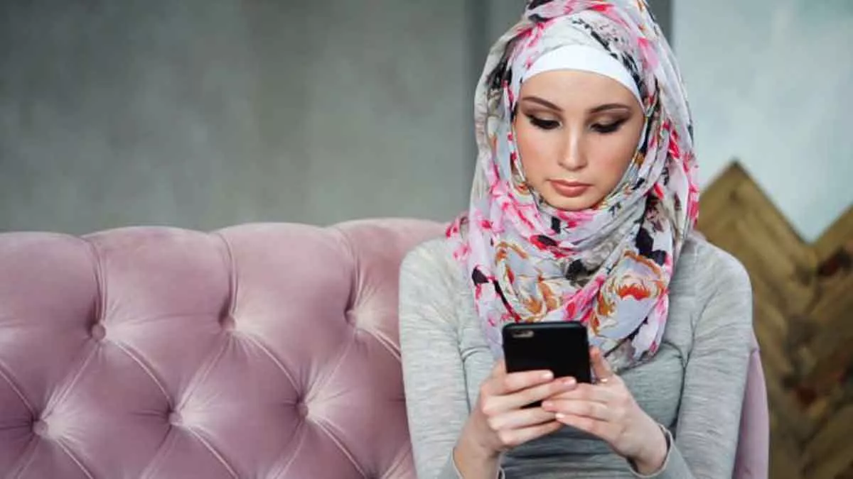Bagaimana Hukum Istri yang Suka Lihat Hp Suami Sembunyi-Sembunyi?