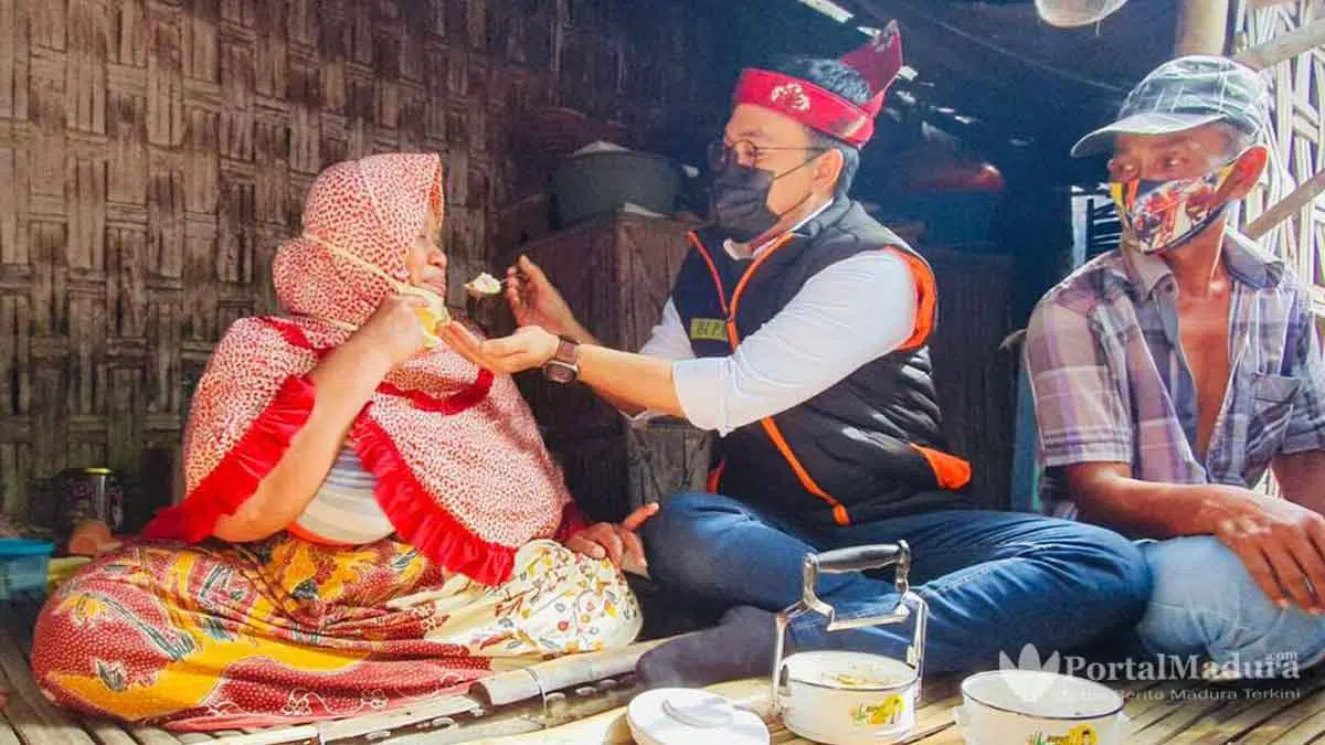 Aksi Tak Terduga Bupati Pamekasan, Bawa Rantang Blusukan ke Rumah-rumah Lansia