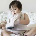 Ajarkan Si Kecil Memakai Baju Sendiri Dengan Mudah