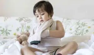 Ajarkan Si Kecil Memakai Baju Sendiri Dengan Mudah